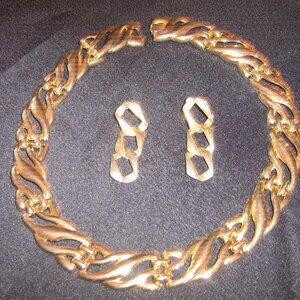 Vintage Ladies Gold Plated Necklace And Earrings $5.00 AS AN ADD ON
